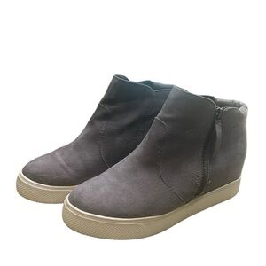 UNIVERSAL THREAD VEGAN SUEDE HIDDEN WEDGE GRAY ANKLE BOOTS SIZE 9